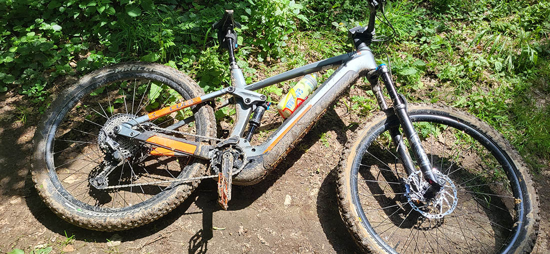 Test Pirelli Scorpion eMTB - Robert Surmik - jazda v blate